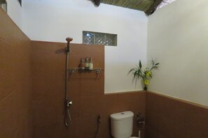 Habitación familiar, varias camas | Baño | Regadera, amenidades de baño gratuitas, toallas 