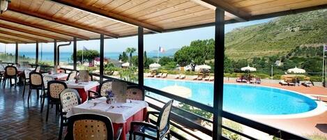 Aperto a colazione e cena, cucina italiana, con vista sulla piscina