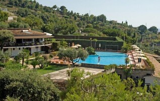 室外游泳池，池畔遮阳伞，日光浴躺椅