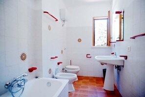 Een douche, een haardroger, een bidet