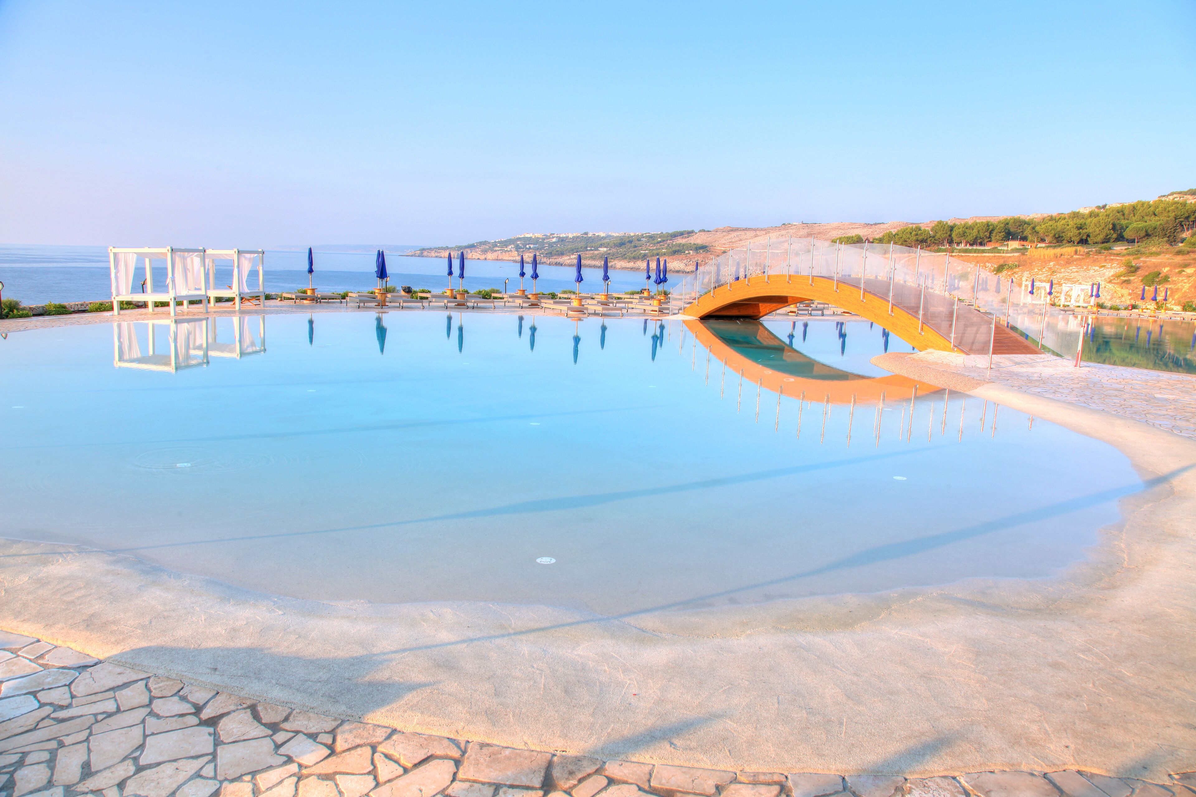 حمام سباحة على السطح