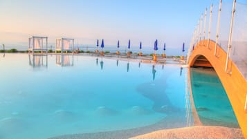 Piscina stagionale all'aperto, ombrelloni da piscina, lettini