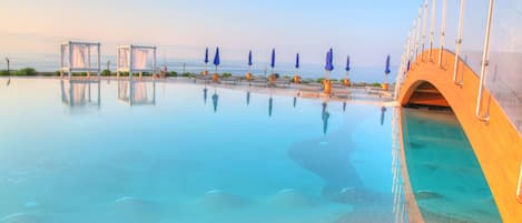 Piscine extérieure (ouverte en saison), parasols de plage