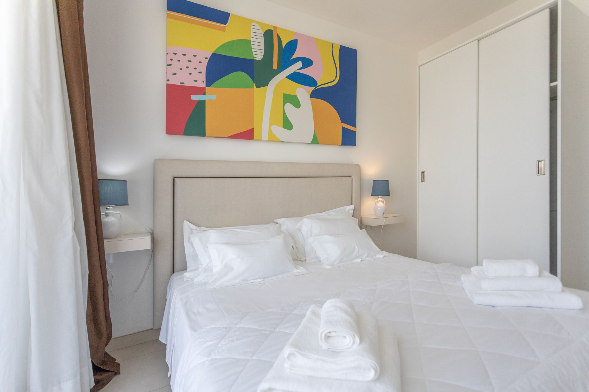 Standard Condo, 2 Bedrooms | Peralatan tempat tidur premium, busa memori, bar mini 