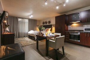 Studio Exécutif | Coffres-forts dans les chambres, bureau, Wi-Fi gratuit, draps fournis