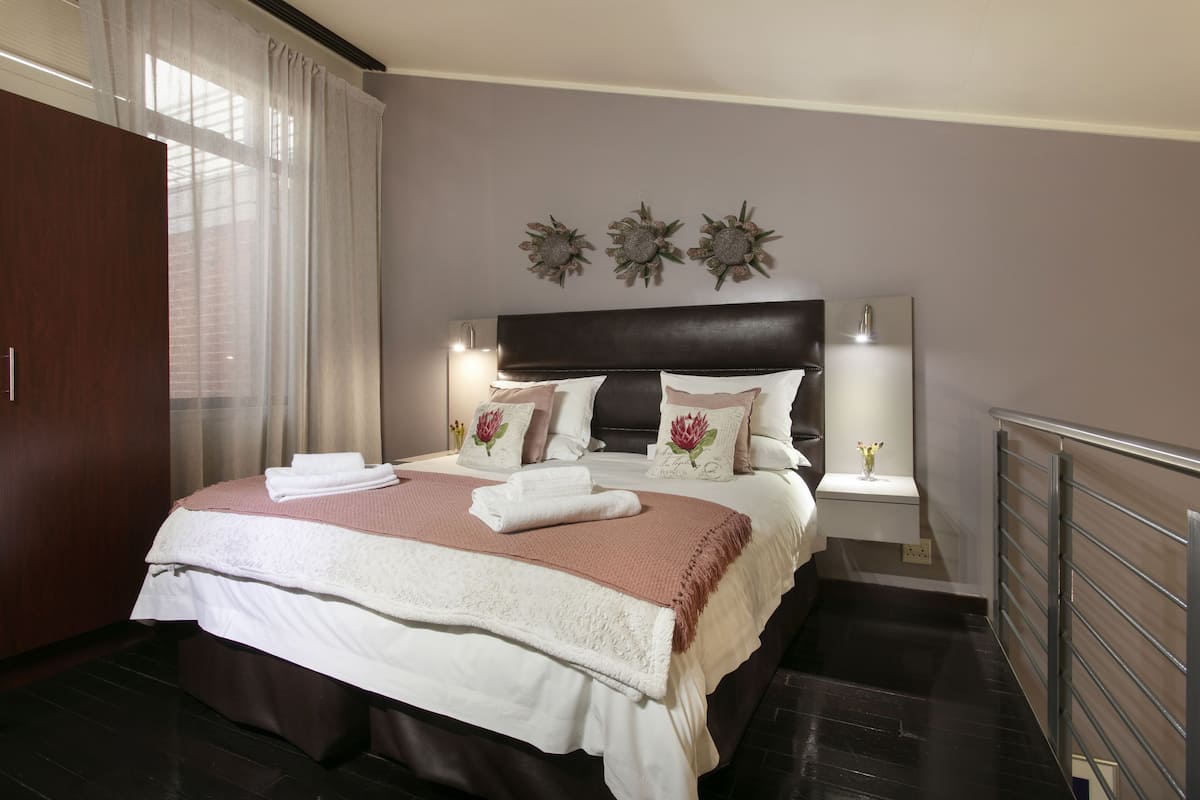 Loft | In-room safe, desk, free WiFi, bed sheets