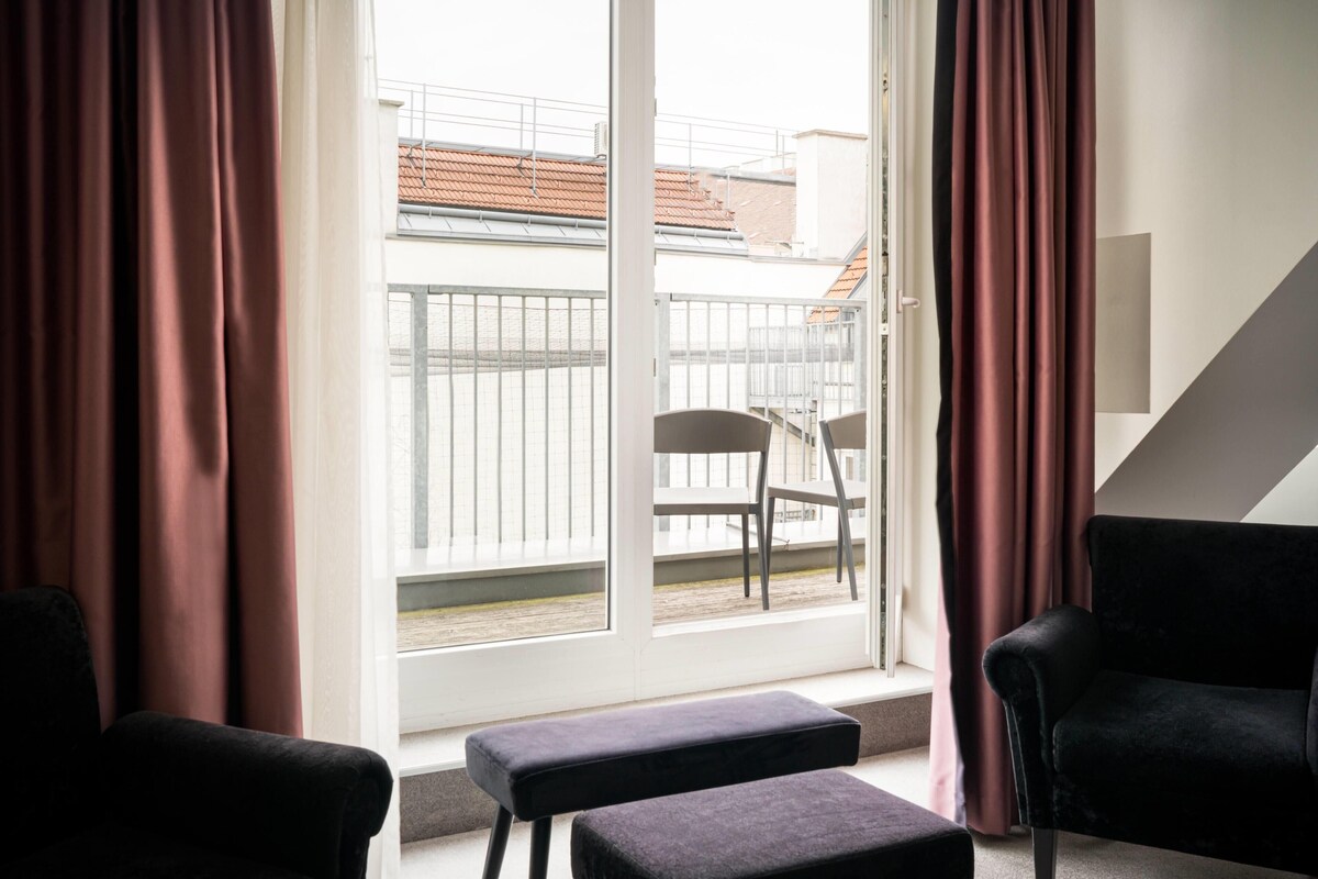 Familiekamer, 1 tweepersoonsbed met slaapbank | Een minibar, een kluis op de kamer, een bureau, verduisterende gordijnen