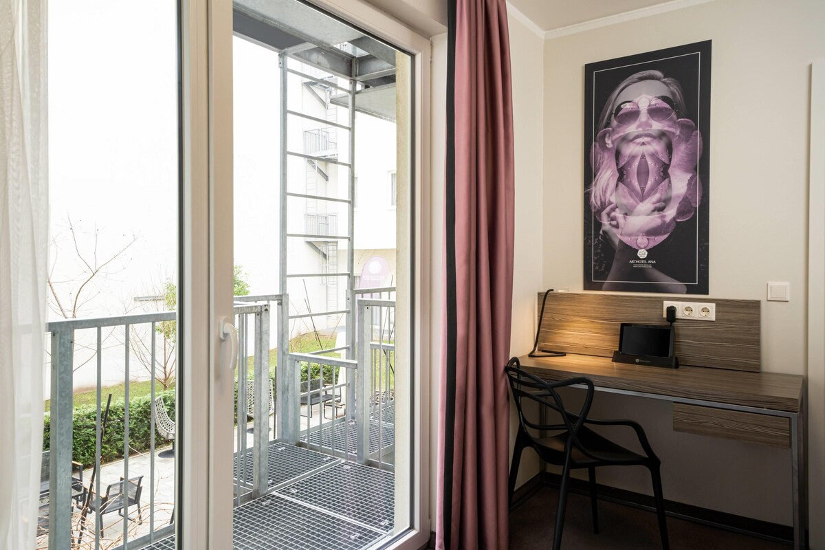 Standaard eenpersoonskamer, 1 eenpersoonsbed | Een minibar, een kluis op de kamer, een bureau, verduisterende gordijnen