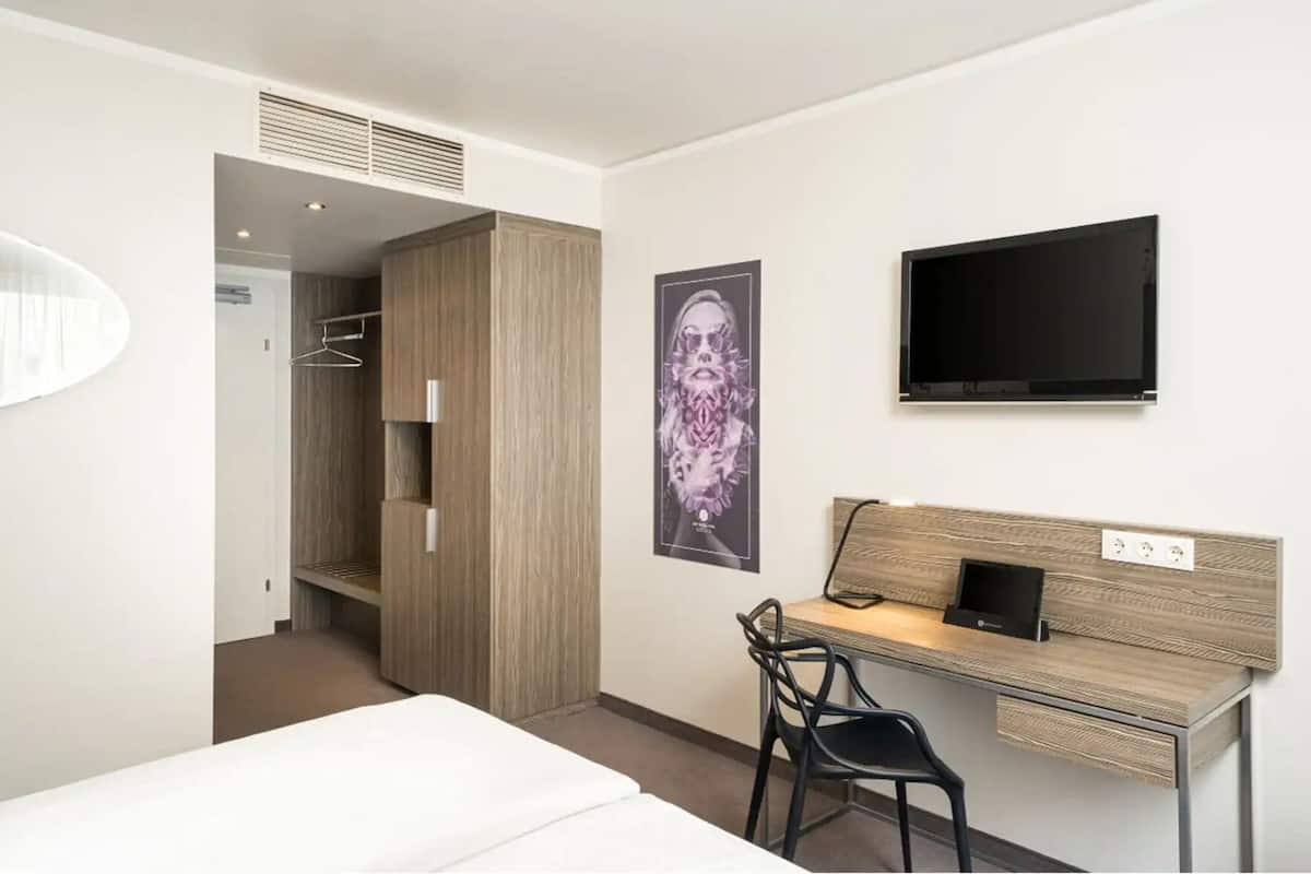 Minibar, coffres-forts dans les chambres, bureau, rideaux occultants