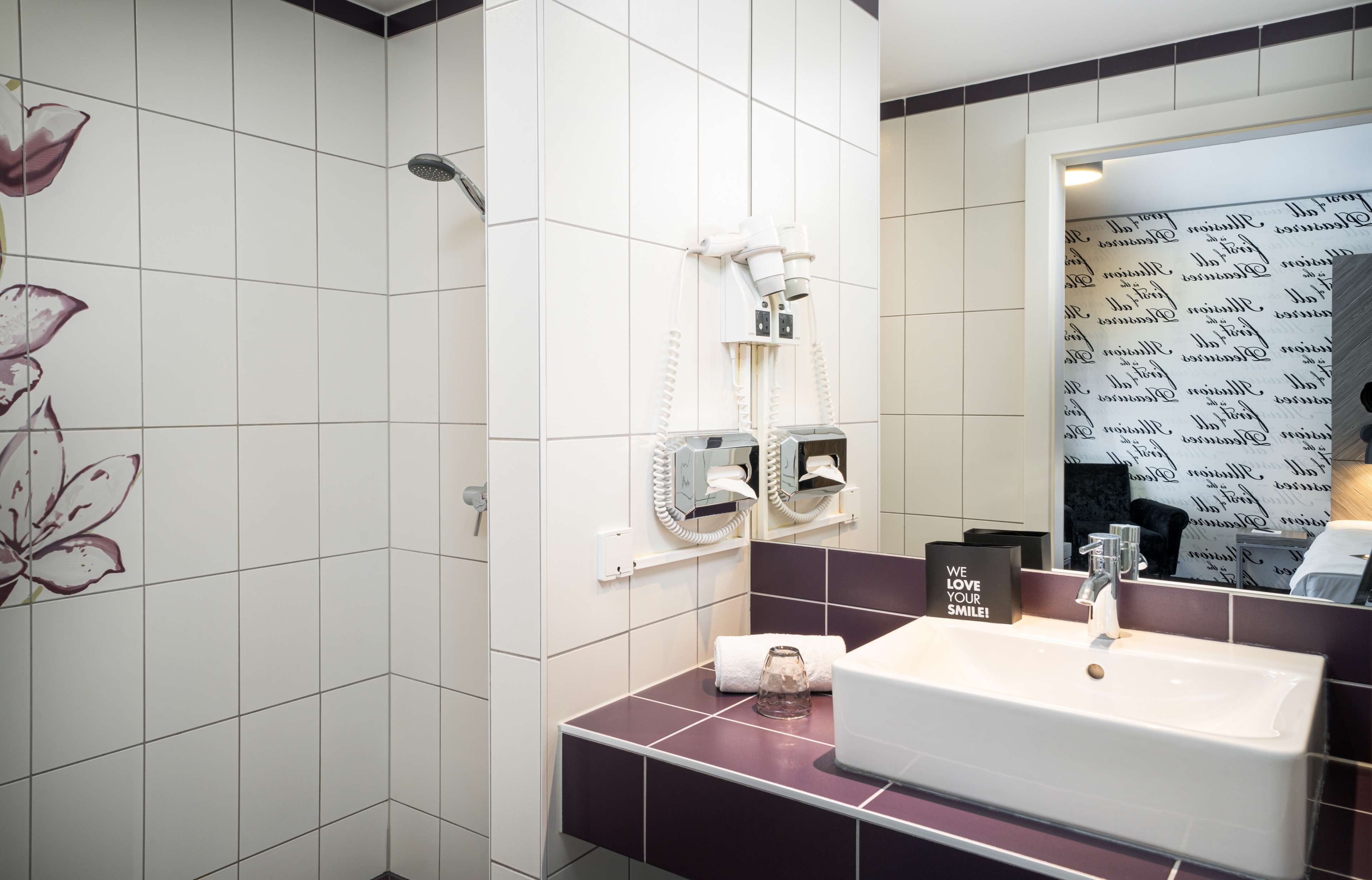 standard single room | bathroom | free toiletries, hair dryer, towels