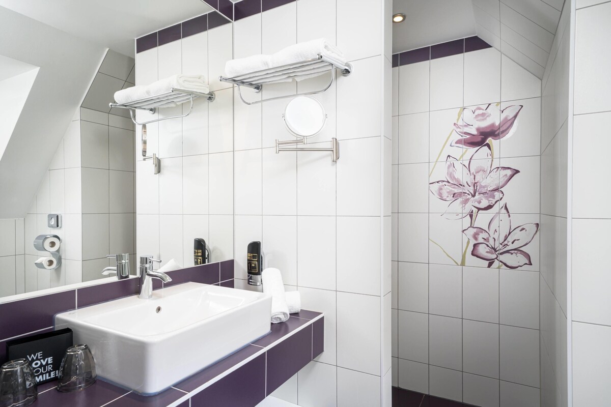 Standaard tweepersoonskamer, 2 eenpersoonsbedden | Badkamer | Gratis toiletartikelen, een haardroger, handdoeken