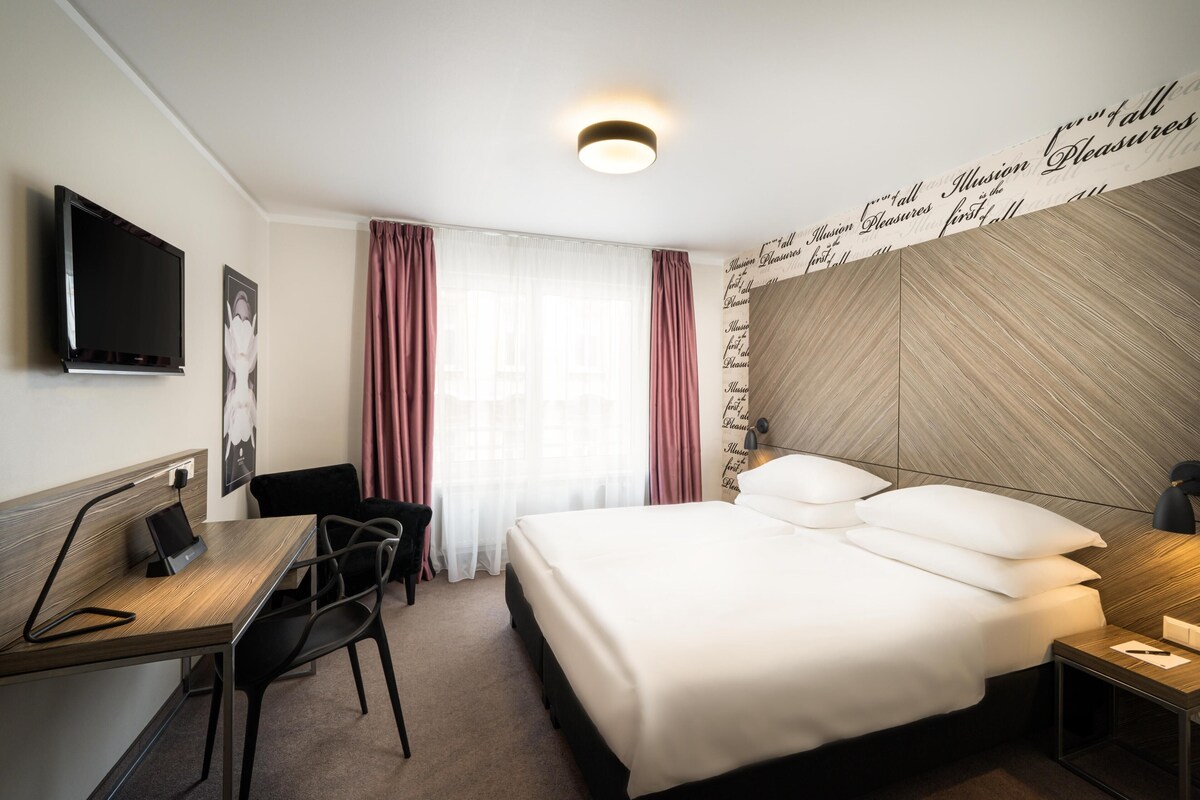 Minibar, coffres-forts dans les chambres, bureau, rideaux occultants