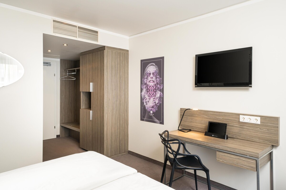 Minibar, coffres-forts dans les chambres, bureau, rideaux occultants