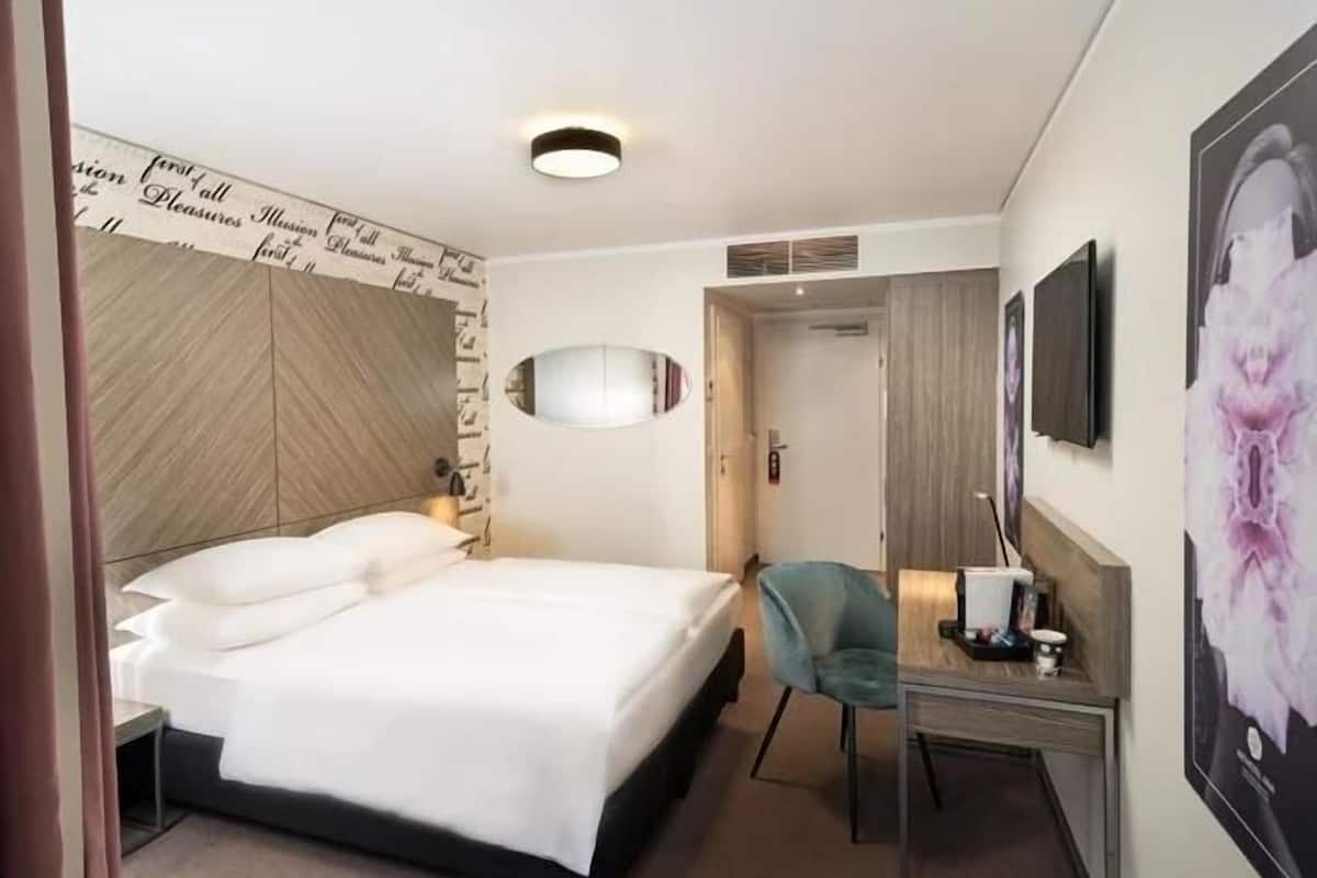 Minibar, coffres-forts dans les chambres, bureau, rideaux occultants