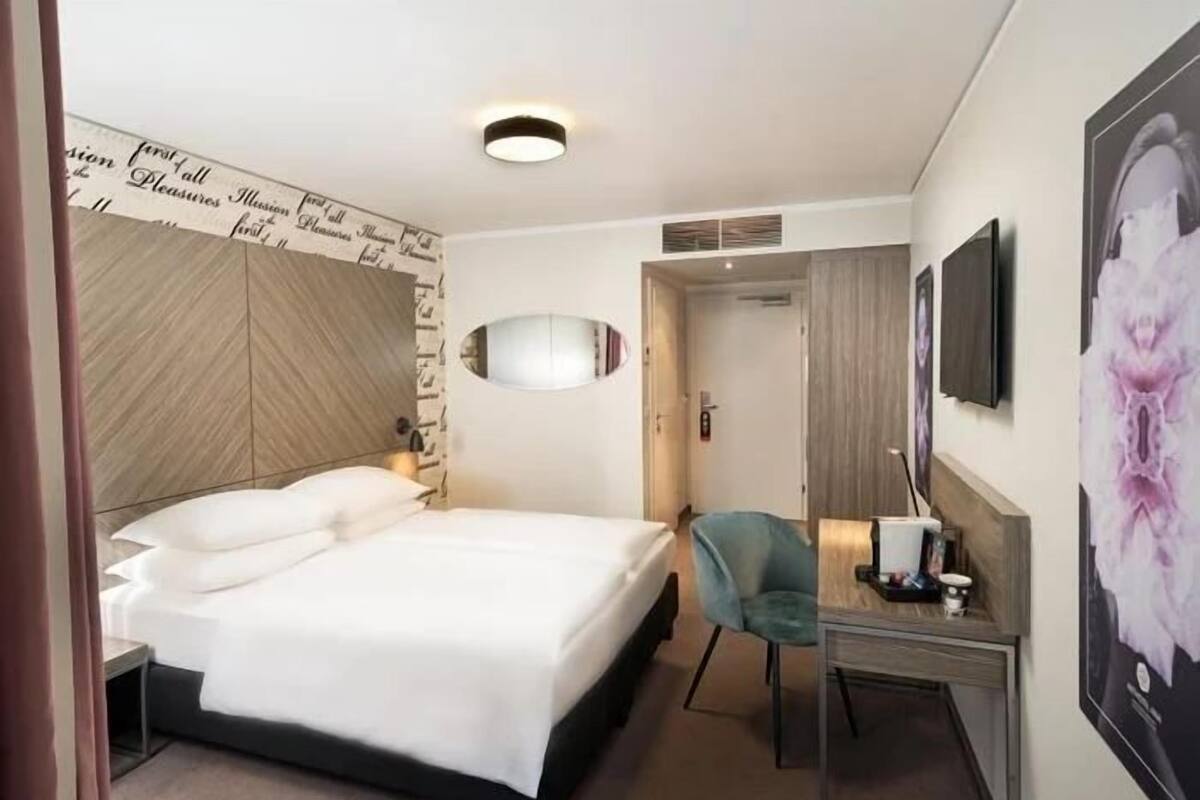 Minibar, coffres-forts dans les chambres, bureau, rideaux occultants
