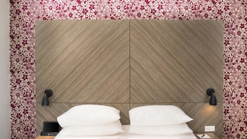 Habitación familiar, 1 cama doble con sofá cama | Minibar, caja fuerte, escritorio y cortinas opacas