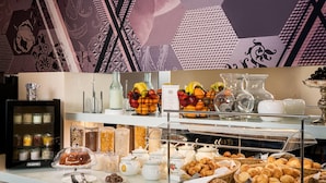 Een ontbijtbuffet met diverse gerechten en drankjes.