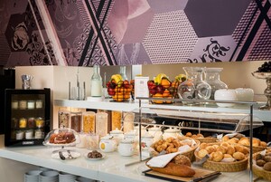Un ricco buffet della colazione con diversi cibi e bevande.