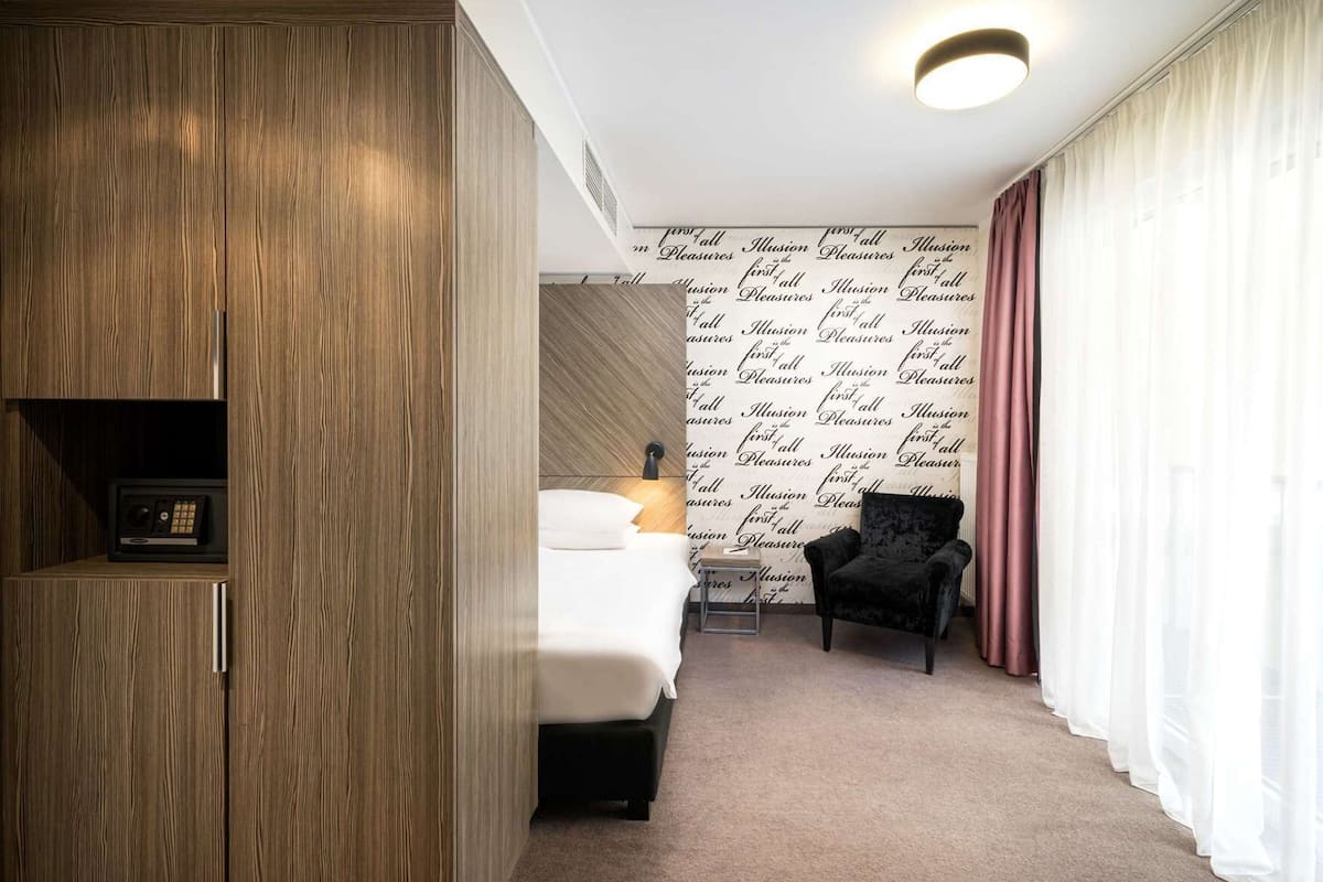 Minibar, coffres-forts dans les chambres, bureau, rideaux occultants