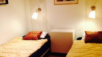 Zweibettzimmer, Gemeinschaftsbad | Zimmersafe, schallisolierte Zimmer, kostenloses WLAN