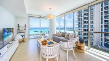 Luxury Beachfront Apartment with Balcony | Nappalirész | LCD-tévé