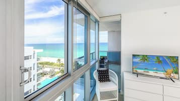 Apartment, 1 Bedroom, Balcony with Sea View | 1 habitación, caja de seguridad en la habitación y muebles diferentes