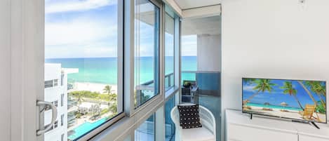 Apartment, 1 Bedroom, Balcony with Sea View | 1 多间卧室、客房内保险箱、特色家居、办公桌
