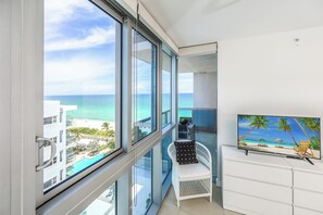 Apartment, 1 Bedroom,Balcony  with Sea View | 1 間睡房、房內夾萬、獨特裝修、書桌