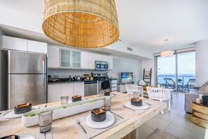 Luxury Beachfront Apartment with Balcony | Privat køkken | Køleskab/fryser i fuld størrelse, mikrobølgeovn, ovn, kogeplade