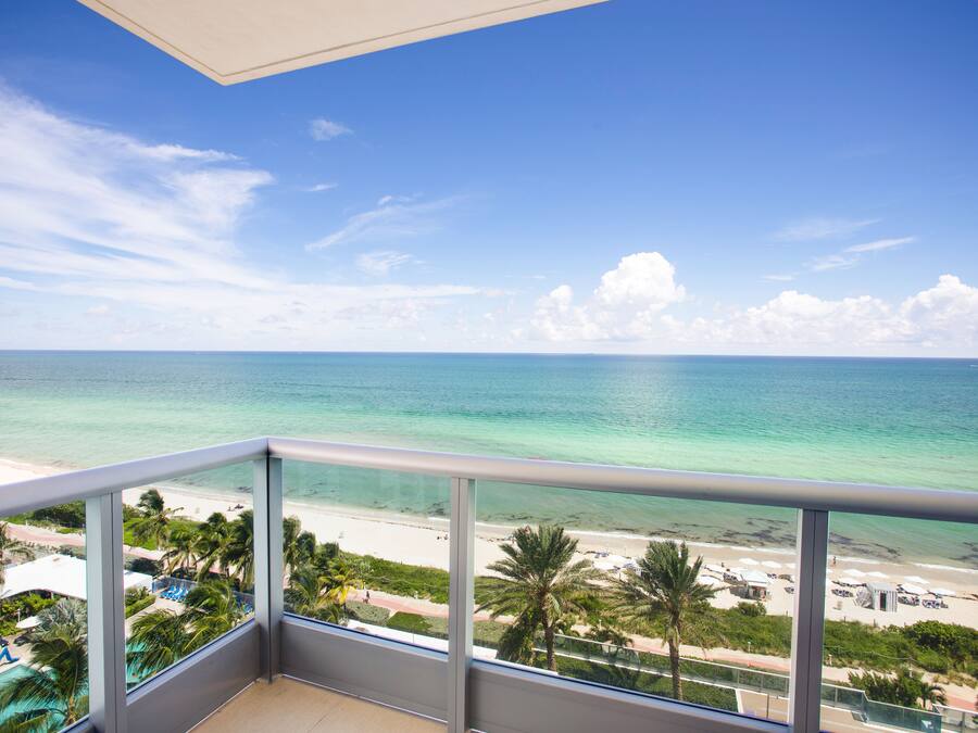 Luxury Beachfront Apartment with Balcony | Vista da sacada