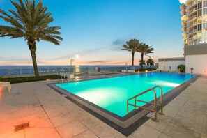 2 室外游泳池，日光浴躺椅