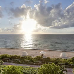 Am Strand, weißer Sandstrand, Liegestühle, Sonnenschirme