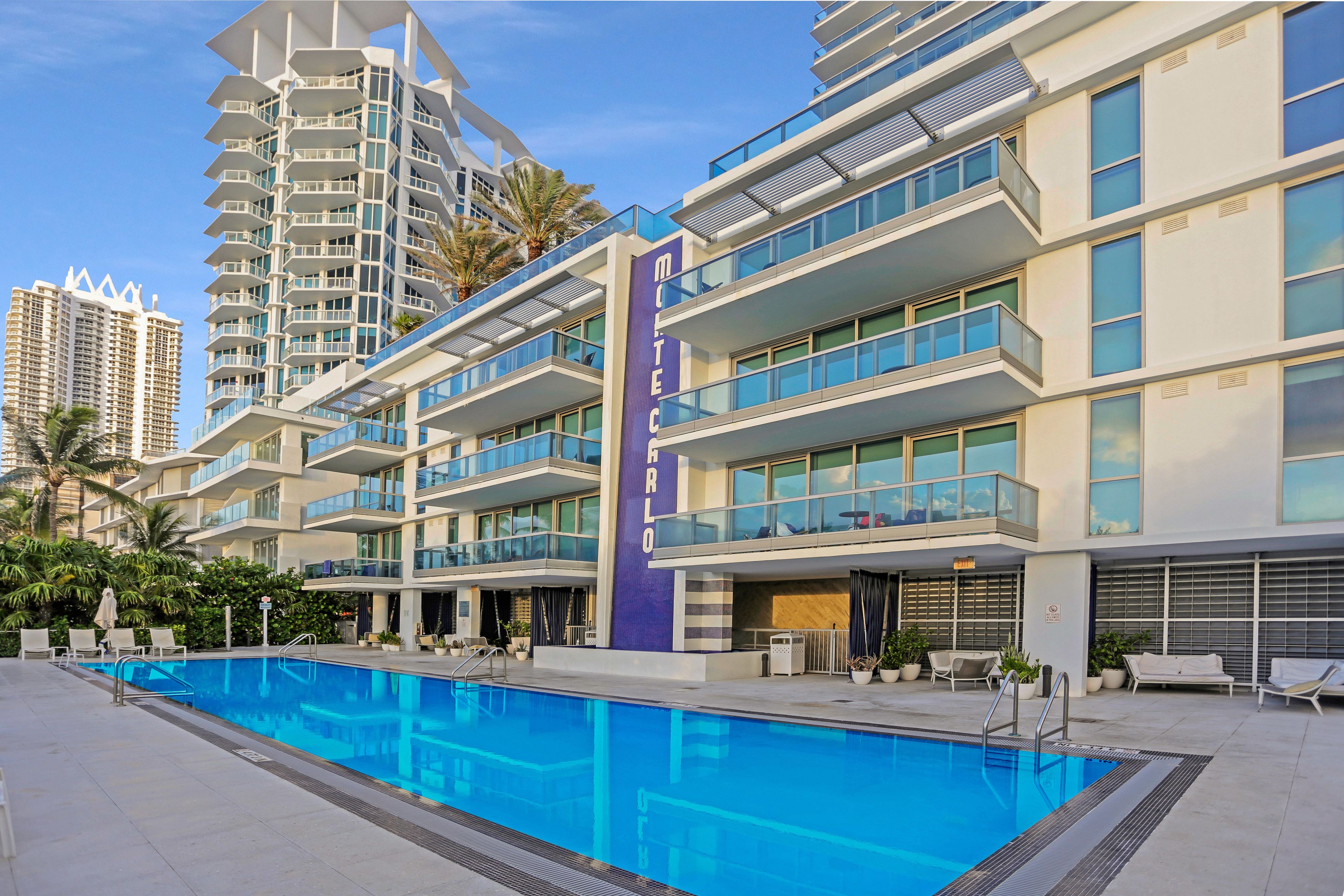 2 piscinas externas, espreguiçadeiras