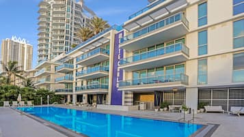 2 piscinas externas, espreguiçadeiras