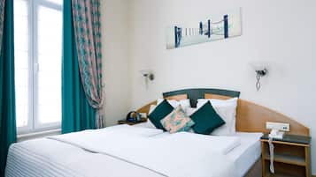 Een minibar, een kluis op de kamer, een bureau, een laptopwerkplek