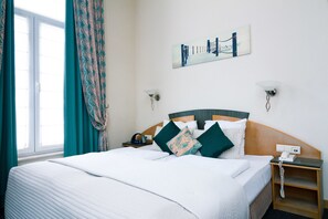 Minibar, in-room safe, desk, laptop workspace - Hotel Moby Dick by WP hotels (Blankenberge)