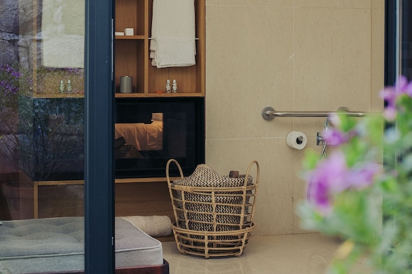 Suite Deluxe (Garden Pavilion) | Baño | Ducha y bañera combinadas y bañera profunda