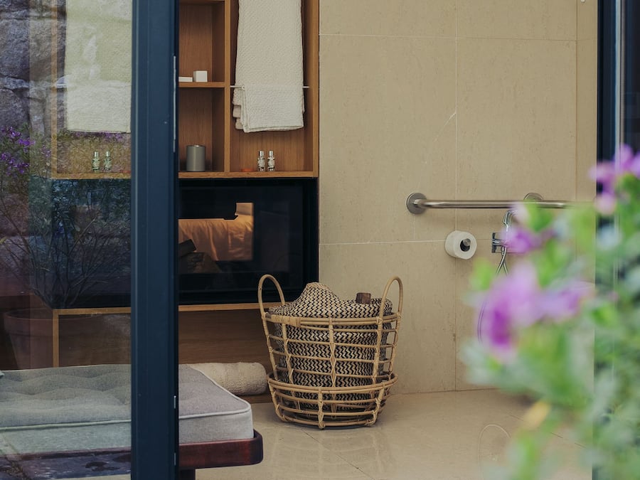 Deluxe Suite (Garden Pavilion) | Bathroom | Combined shower/tub, deep soaking tub, rainfall showerhead