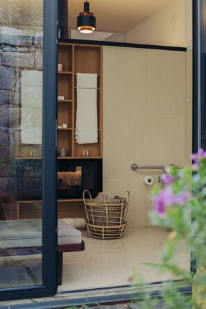 Deluxe Suite (Garden Pavilion) | Bathroom | Combined shower/bathtub, deep-soaking bathtub, rainfall showerhead - Rosa Et Al Townhouse (Porto)