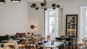 Serviço de café da manhã, almoço, jantar; restaurante ao ar livre