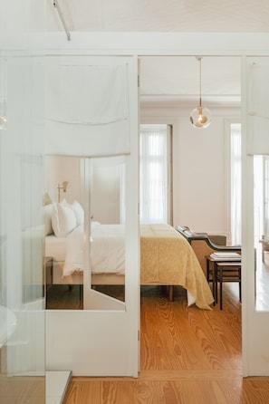 Deluxe Suite | Bathroom | Combined shower/tub, deep soaking tub, rainfall showerhead - Rosa Et Al Townhouse (Porto)