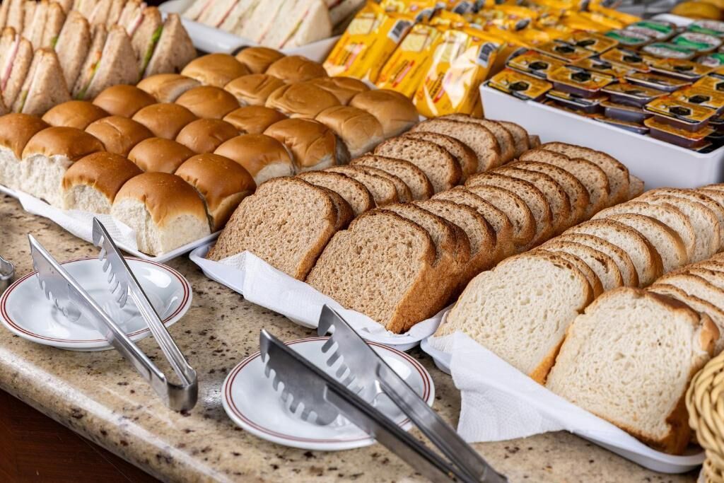 Ein reichhaltiges Buffet mit verschiedenen Brotsorten und Sandwiches.