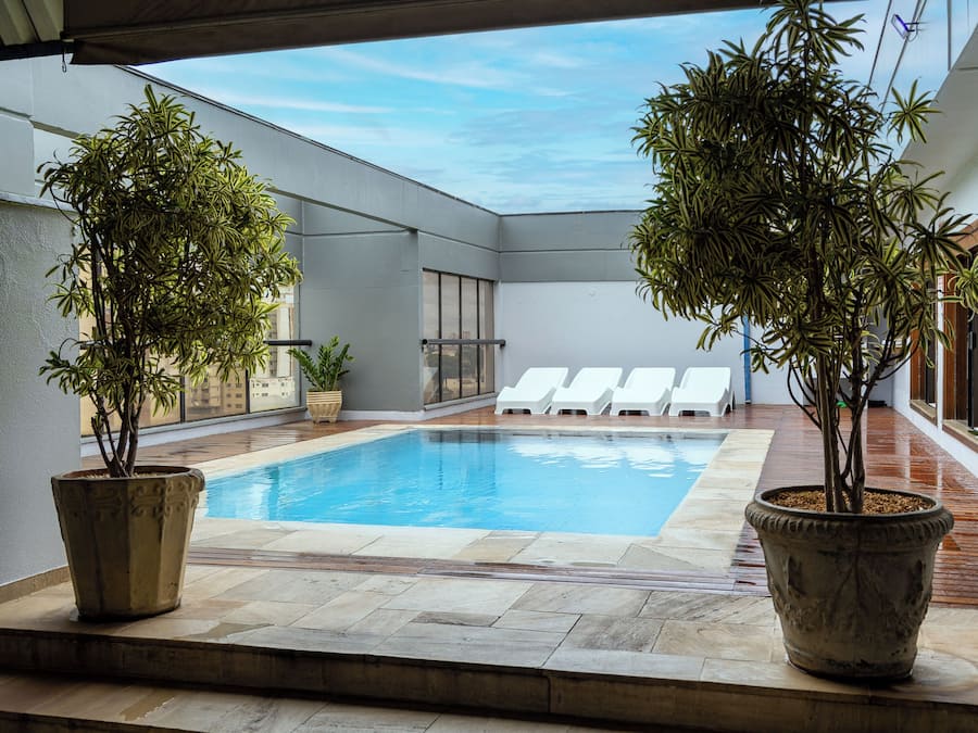 Una piscina al aire libre