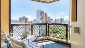 A balcony with a view of a cityscape, including high-rise buildings and a green park area. - Park Tower Campinas Residence by Nacional Inn (Campinas)