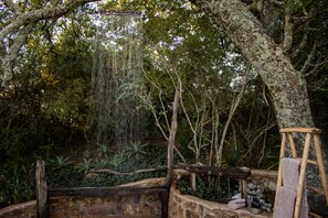 Bañera con ducha, artículos de tocador gratuitos, secador de pelo, batas