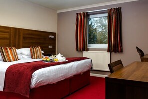 セーフティボックス (室内)、デスク、WiFi (無料)、ベッドシーツ