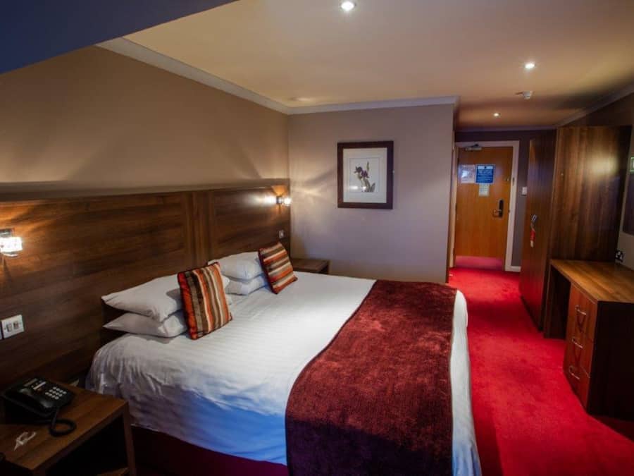 Habitación Deluxe doble | Caja fuerte, escritorio, wifi gratis y ropa de cama