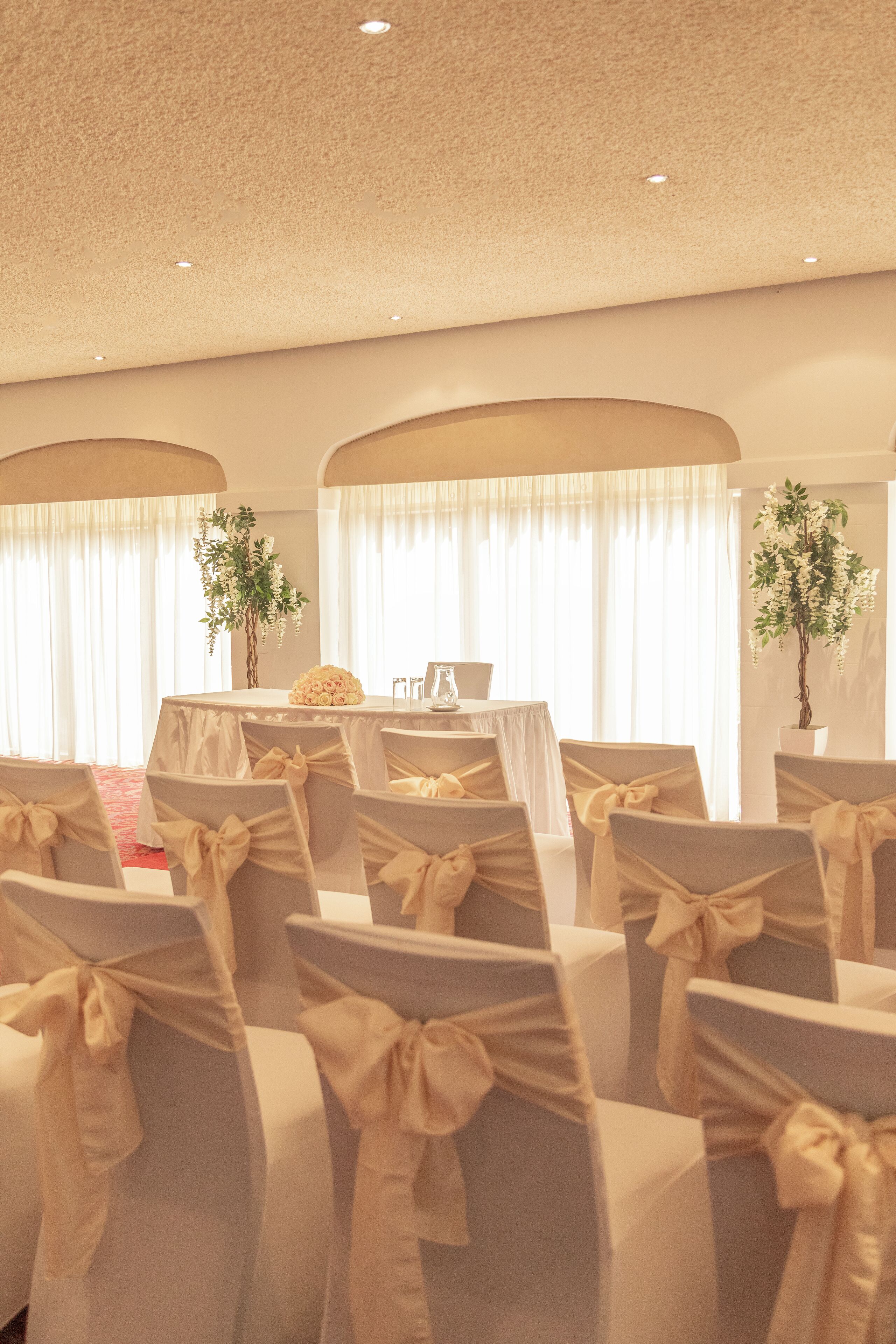 Melayani sarapan, makan siang, dan makan malam