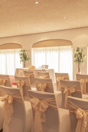 Breakfast, lunch and dinner served