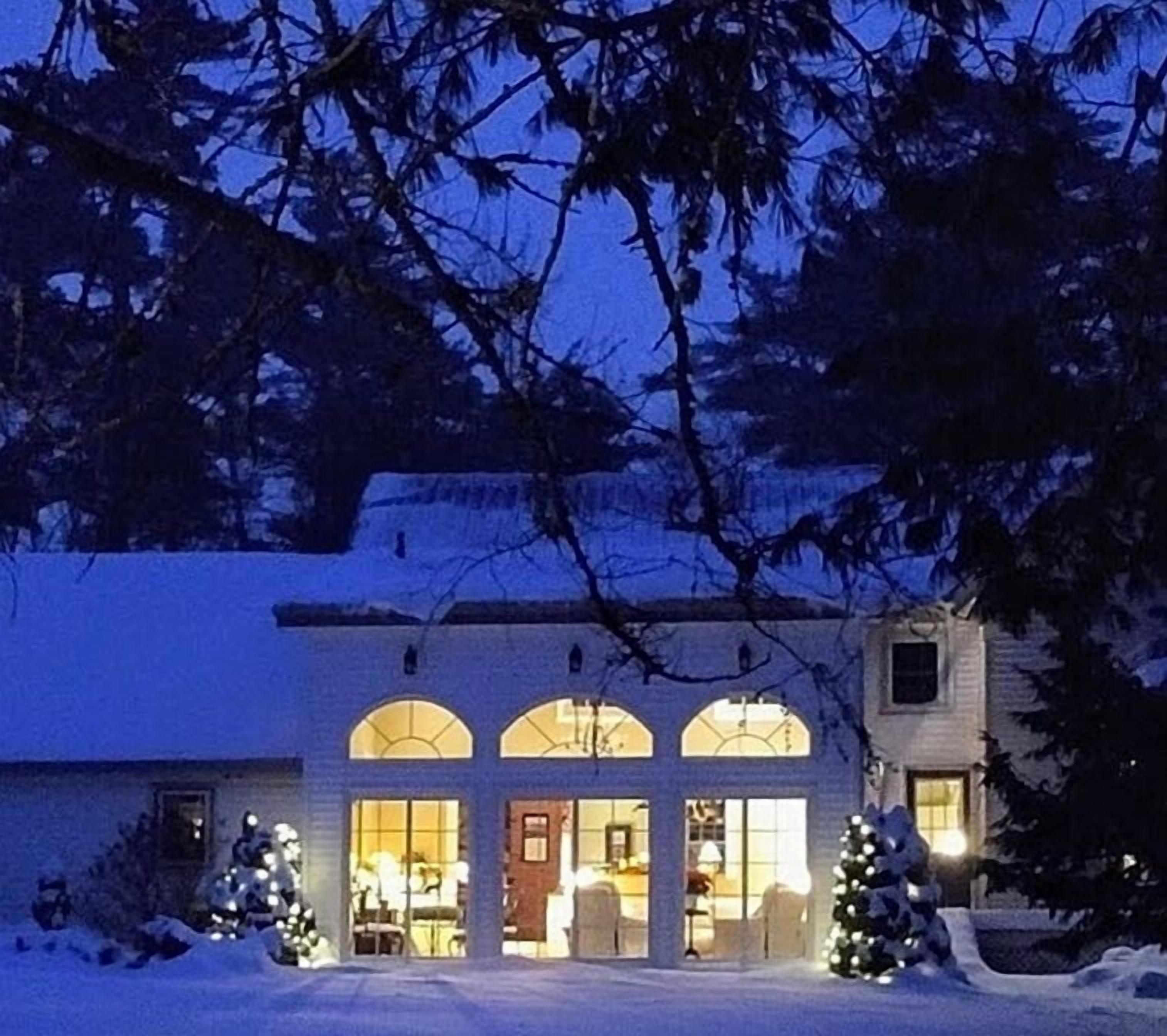 施設の正面 (日没後)